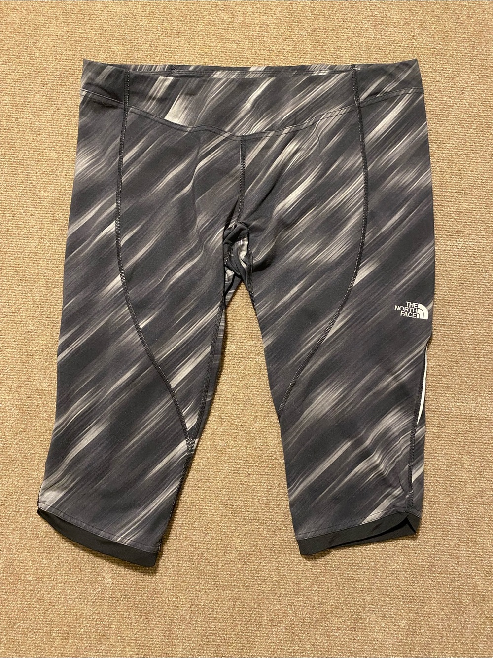 The North Face Women's Printed Capri Croo Leggings Black White Abstract XL